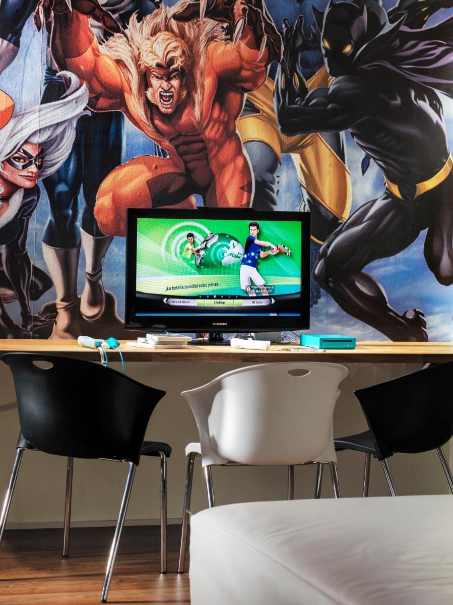 Una televisión o centro de entretenimiento en H10 Conquistador