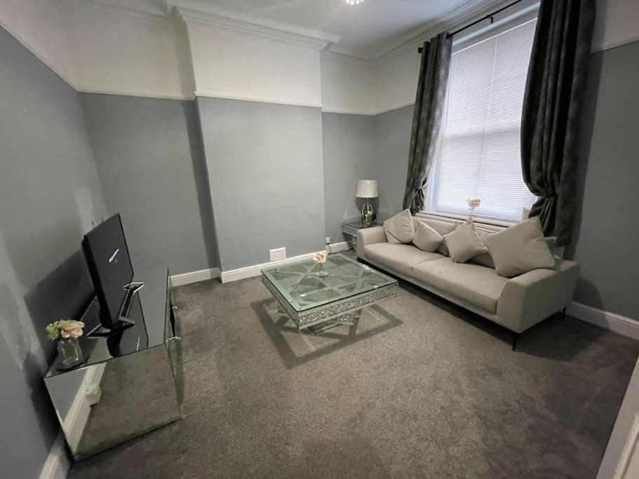 Superb House - 2 Lorn Street - Housity