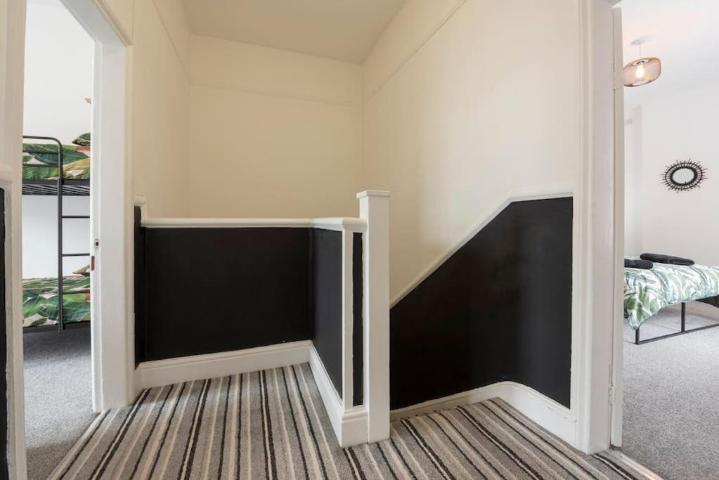 Superb House - 2 Lorn Street - Housity