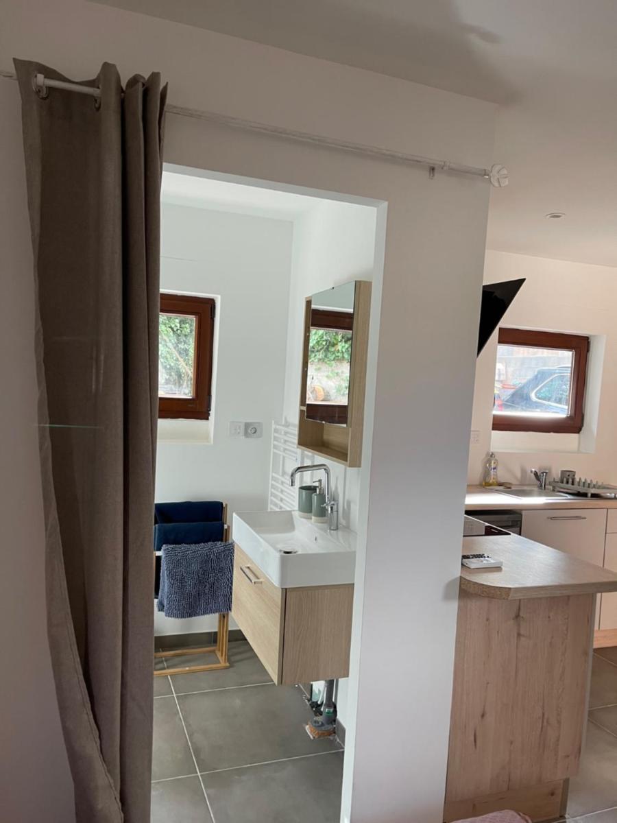 Studio indépendant - Terrasse et piscine en été - Housity