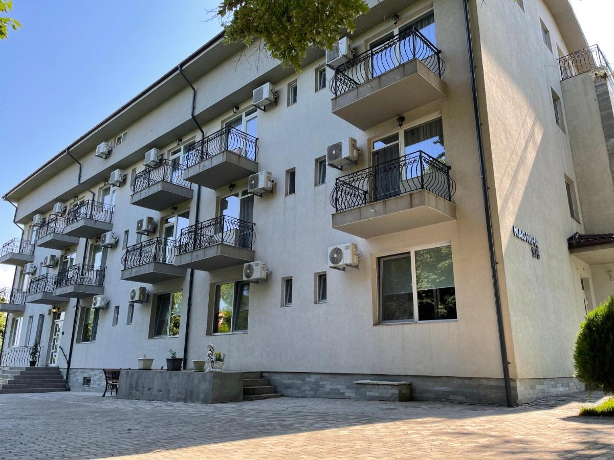 Magnific Sis - Housity
