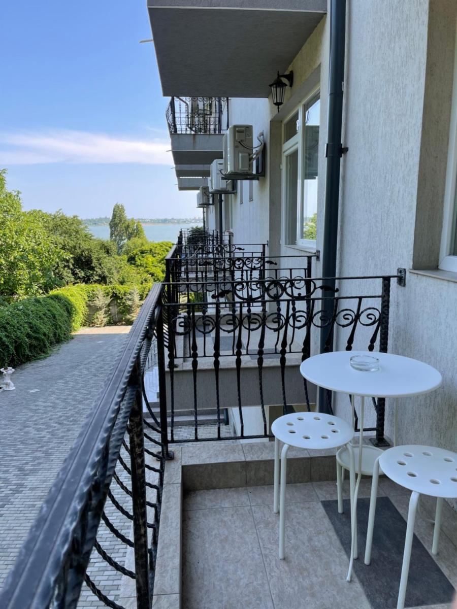 Magnific Sis - Housity