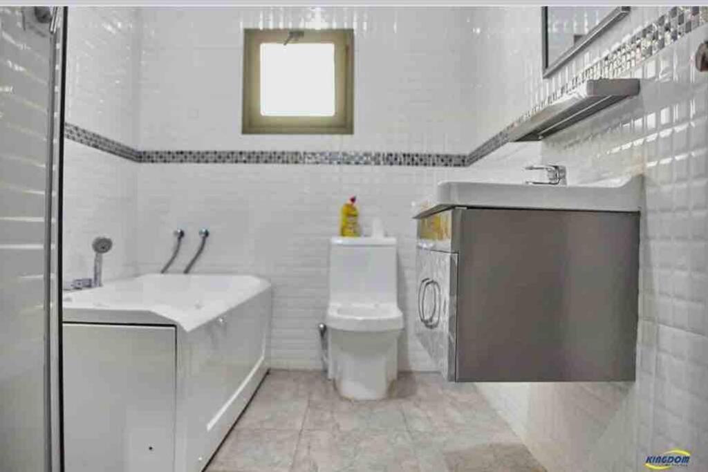 Suitetrails - 3-bedroom apartment located in a Complex Ibex Hill