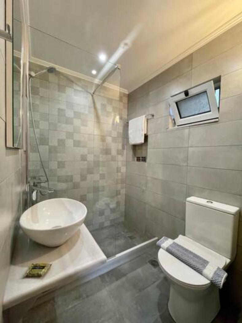 Suitetrails - Chrysoula’s Welcoming Triple Room with Yard