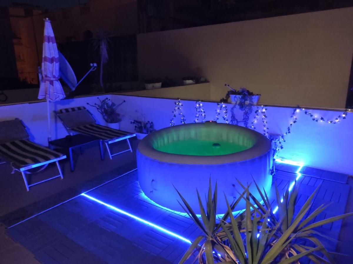 Studio apartment with private terrace, Jacuzzi & views - Housity