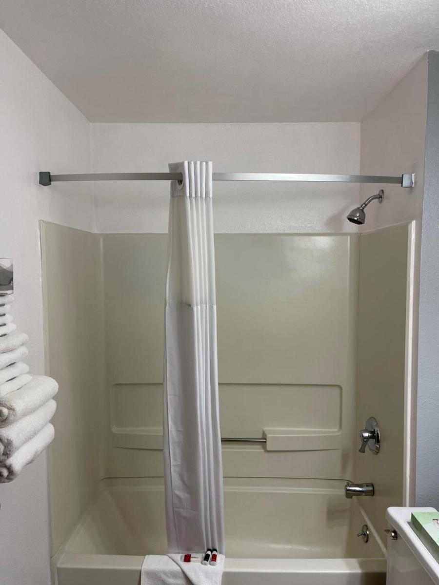 Super 8 by Wyndham Trinidad - Housity