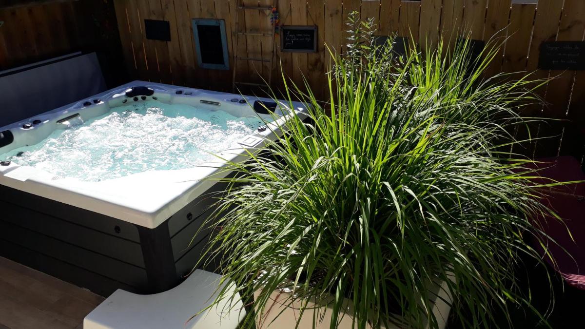 chambre chez l'habitant avec spa et petit-déjeuner en lisière de forêt - Housity