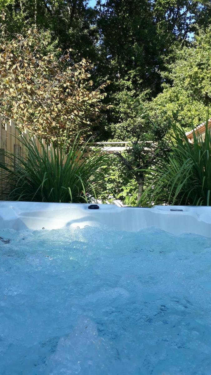 chambre chez l'habitant avec spa et petit-déjeuner en lisière de forêt - Housity