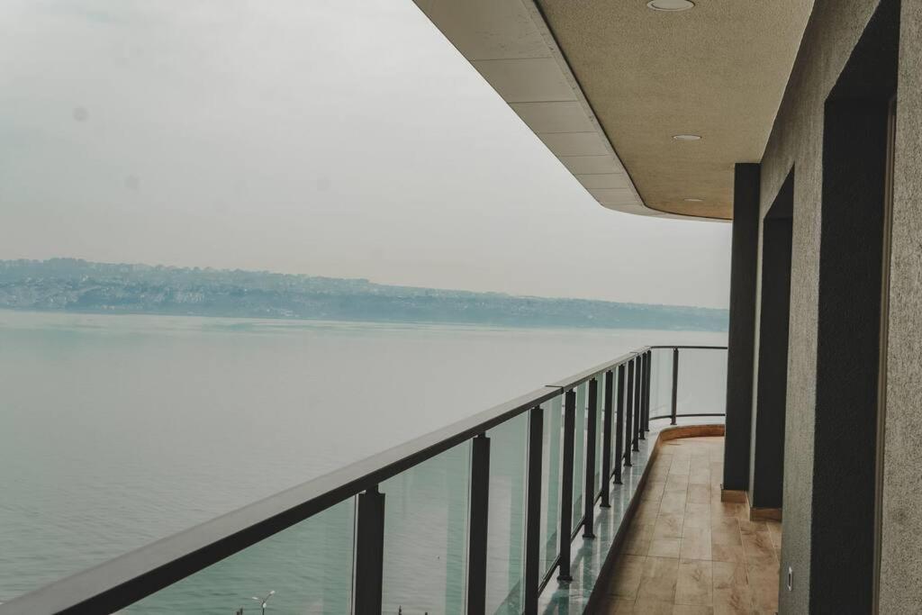 Amazing Seafront new 4 Bedrooms flat with free Wi-Fi - Housity