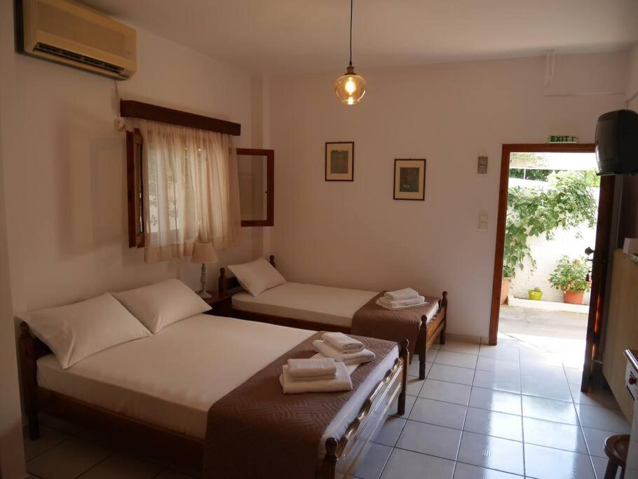 Suitetrails - Chrysoula’s Welcoming Triple Room with Yard