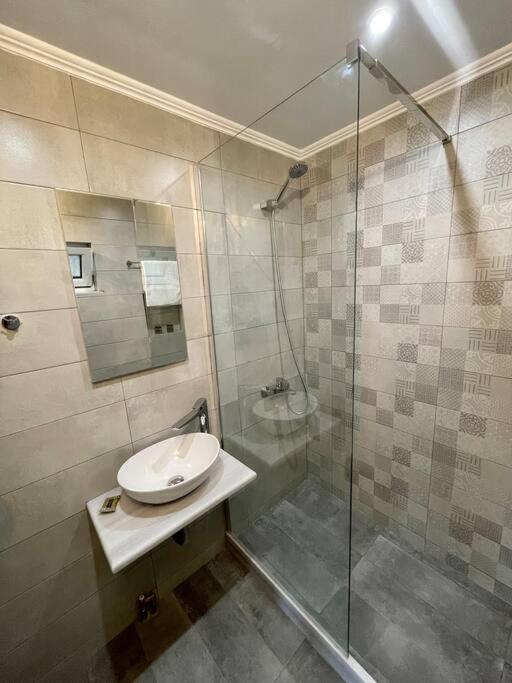 Chrysoula’s Welcoming Triple Room with Yard - Housity