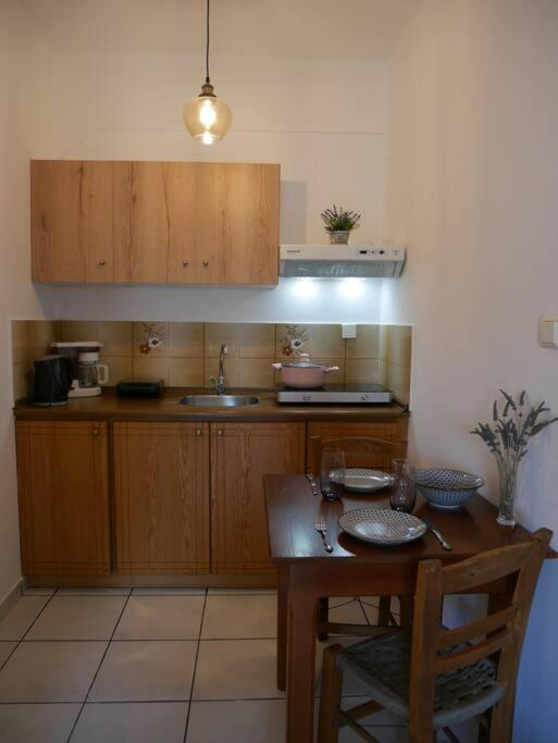 Suitetrails - Chrysoula’s Welcoming Triple Room with Yard