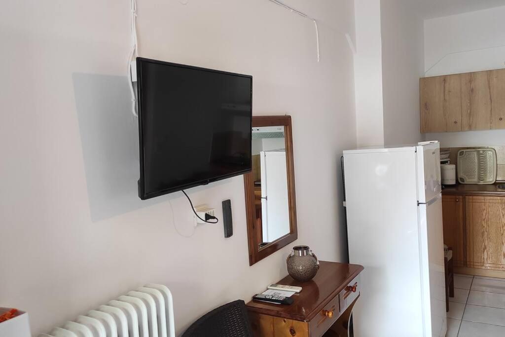 Chrysoula’s Welcoming Triple Room with Yard - Housity