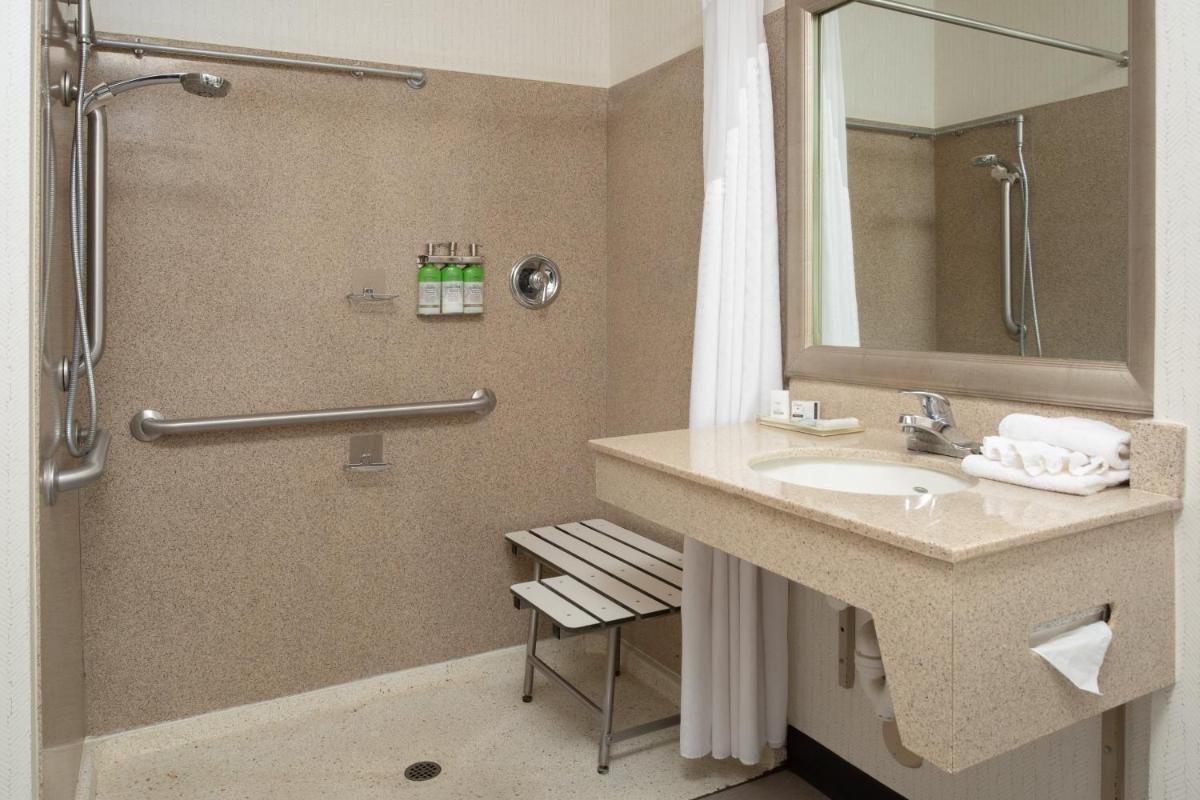 Holiday Inn & Suites Goodyear - West Phoenix Area by IHG - Housity