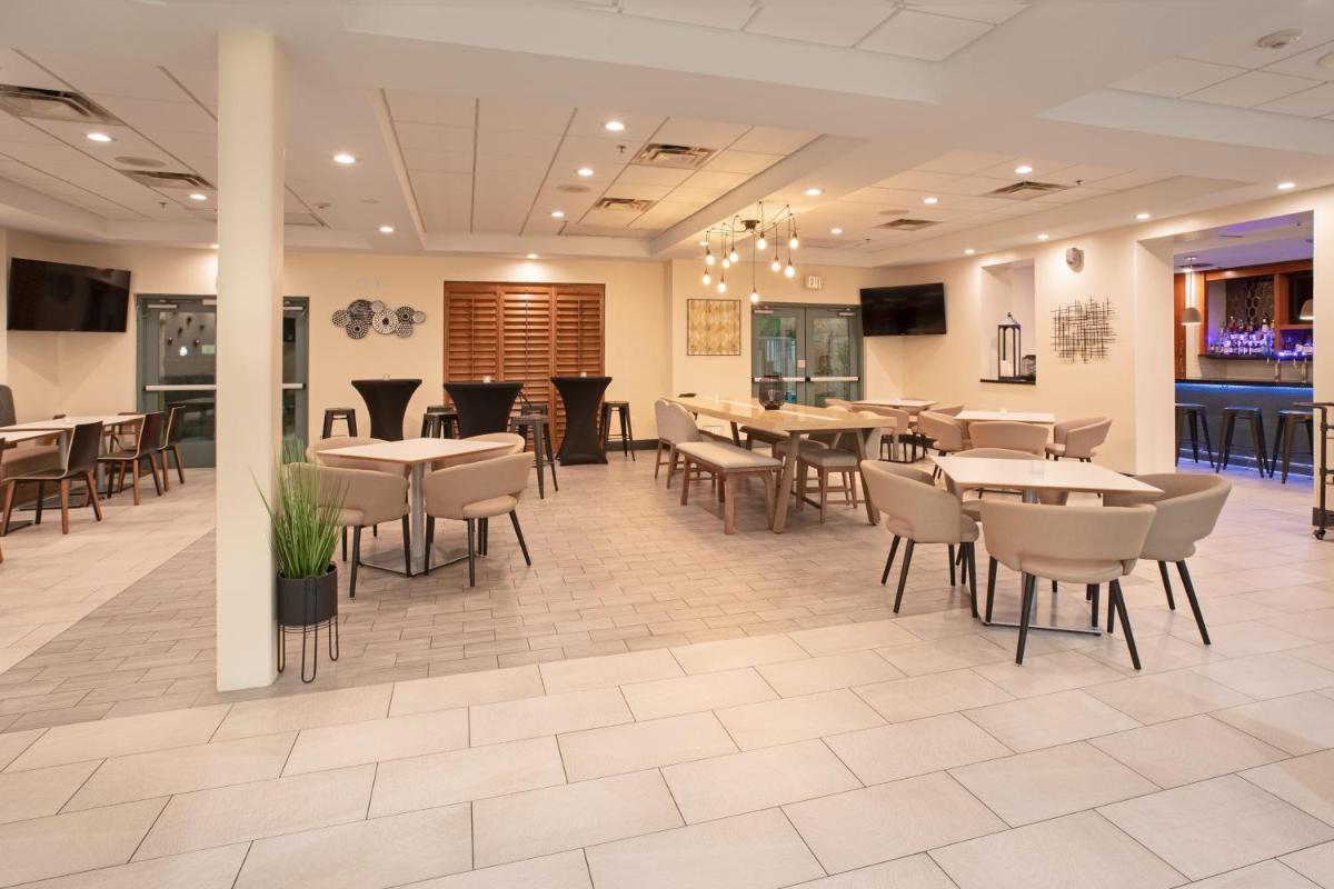 Holiday Inn & Suites Goodyear - West Phoenix Area by IHG - Housity