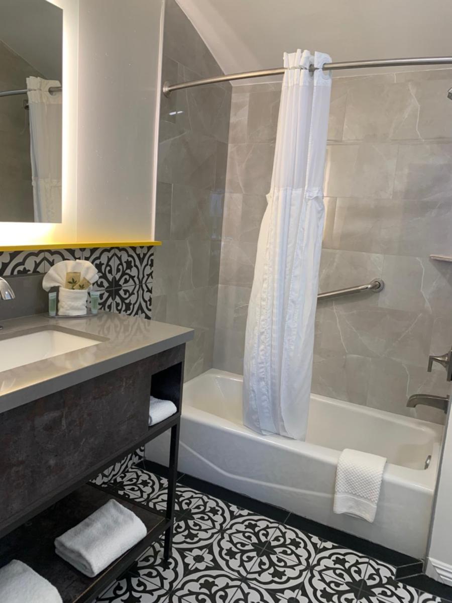 Oasis Inn and Suites - Housity