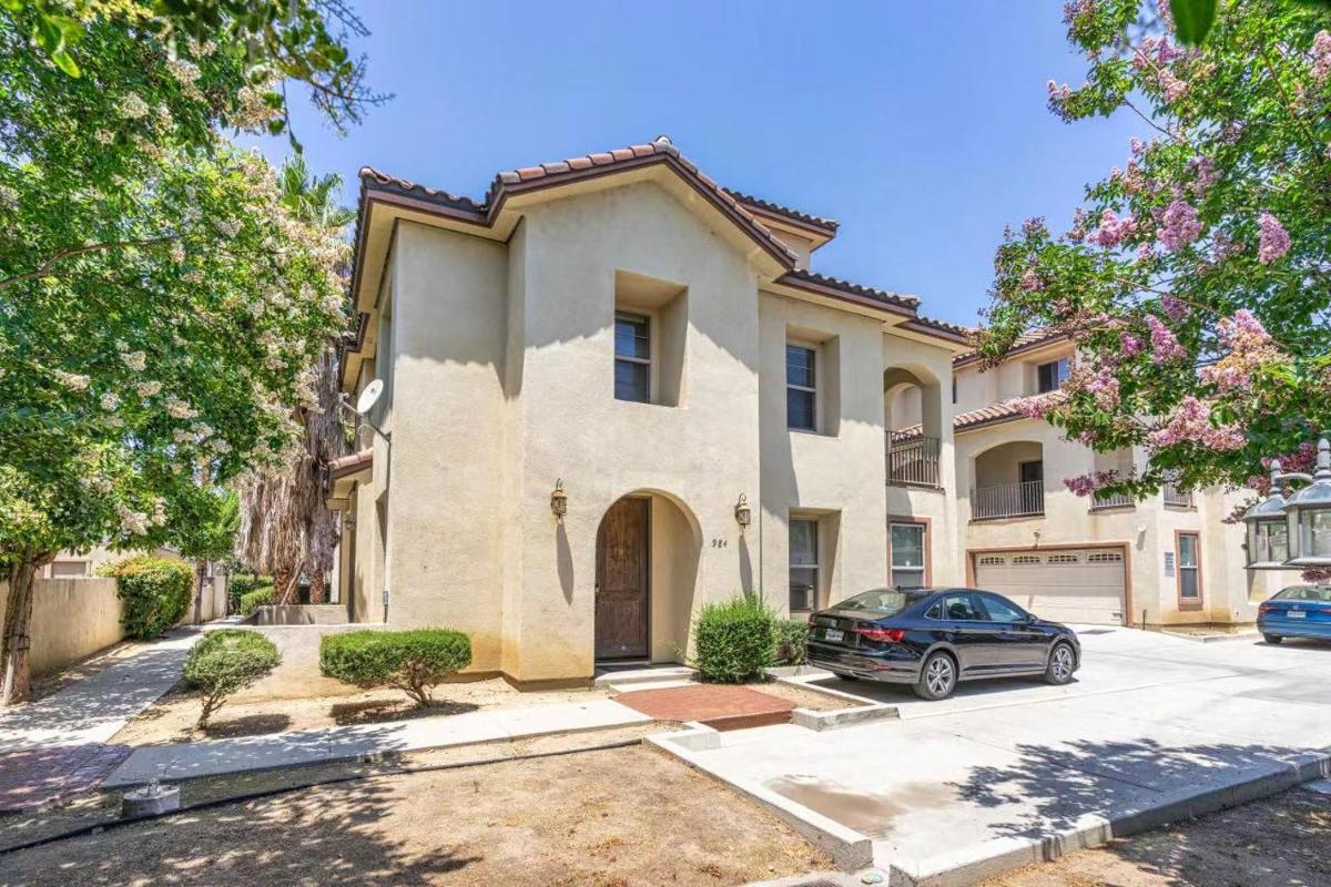 Entire Modern Designed Townhouse in Fullerton - Housity