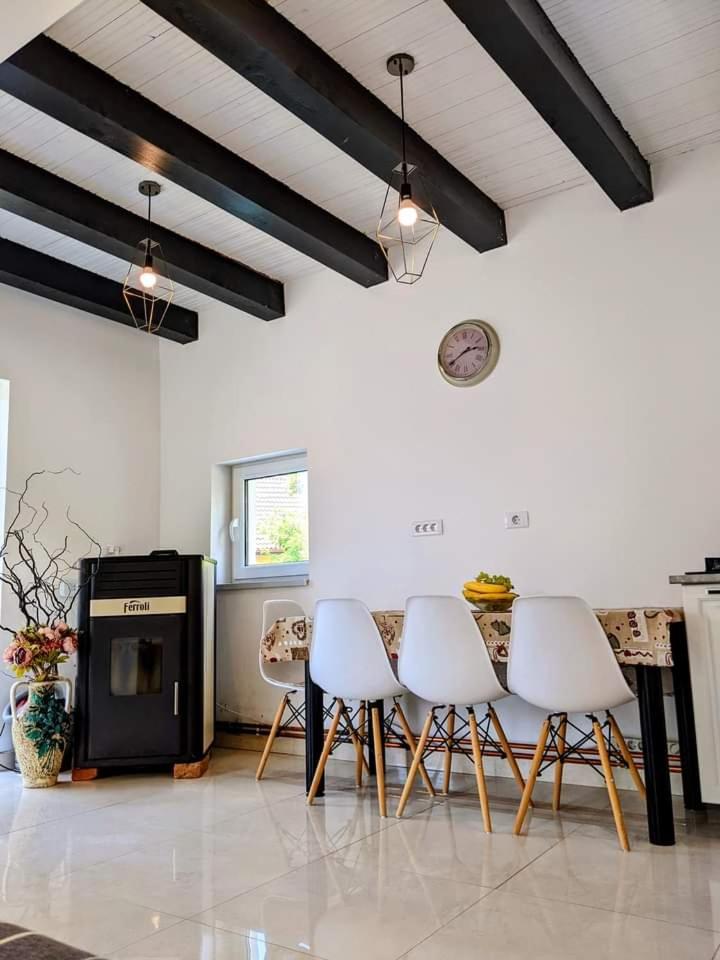 Hill House Valiug Crivaia - Housity