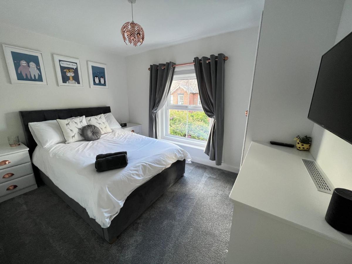 1850’s Renovated New Forest House with Hot Tub - Housity