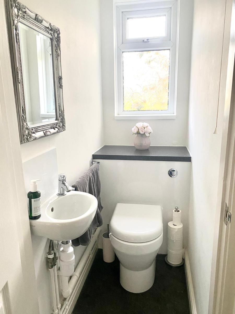 1850’s Renovated New Forest House with Hot Tub - Housity