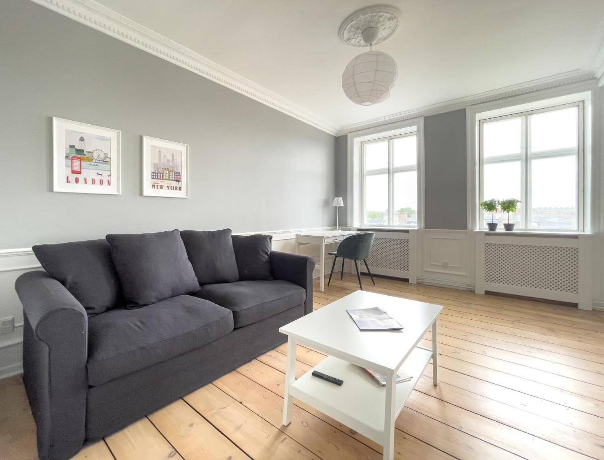 Stylish classic Danish design apartment - Housity