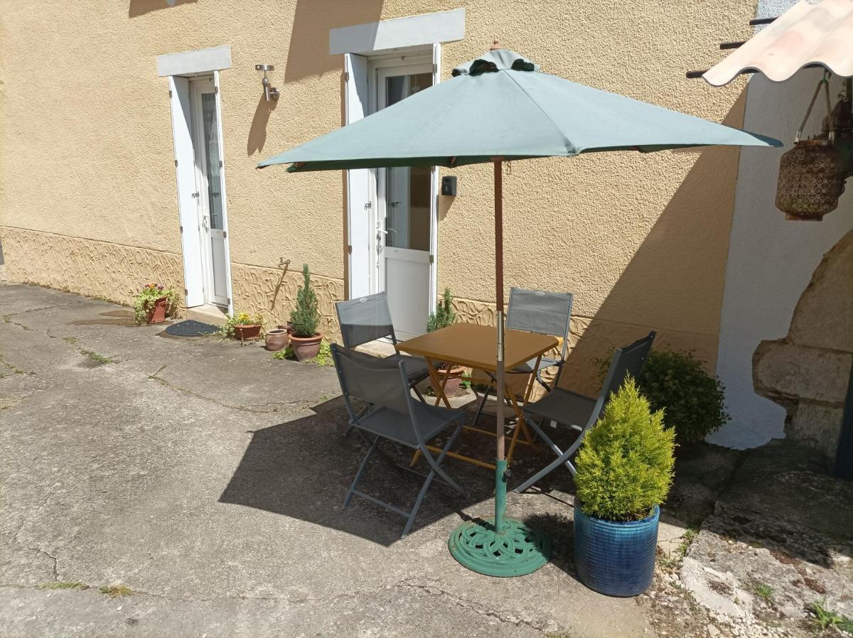 Suitetrails - Colourful well equipped 2-Bed House in Le Vigeant