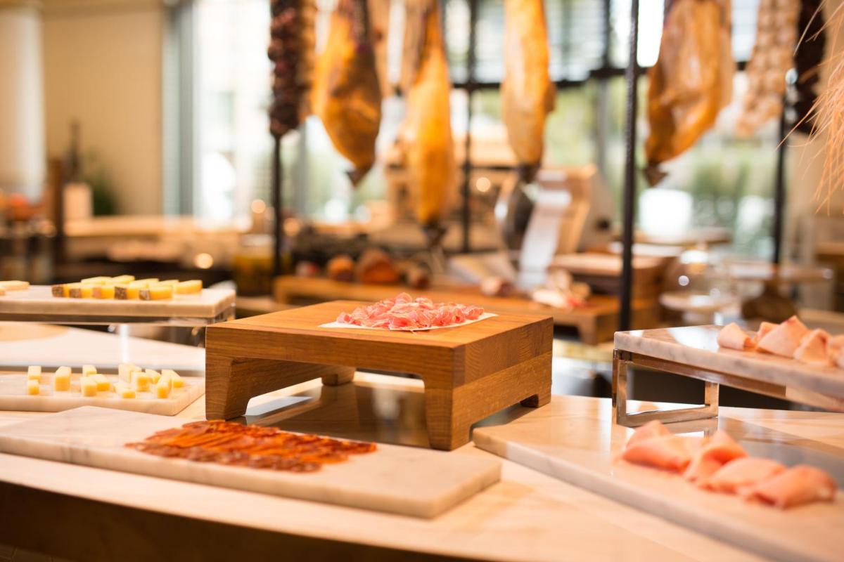 Comida en o cerca de este hotel