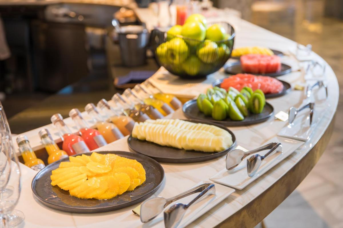 Comida en o cerca de este hotel