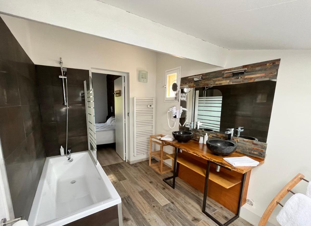Salle de bains dans l'établissement Auberge Val Moureze Hôtel & Spa