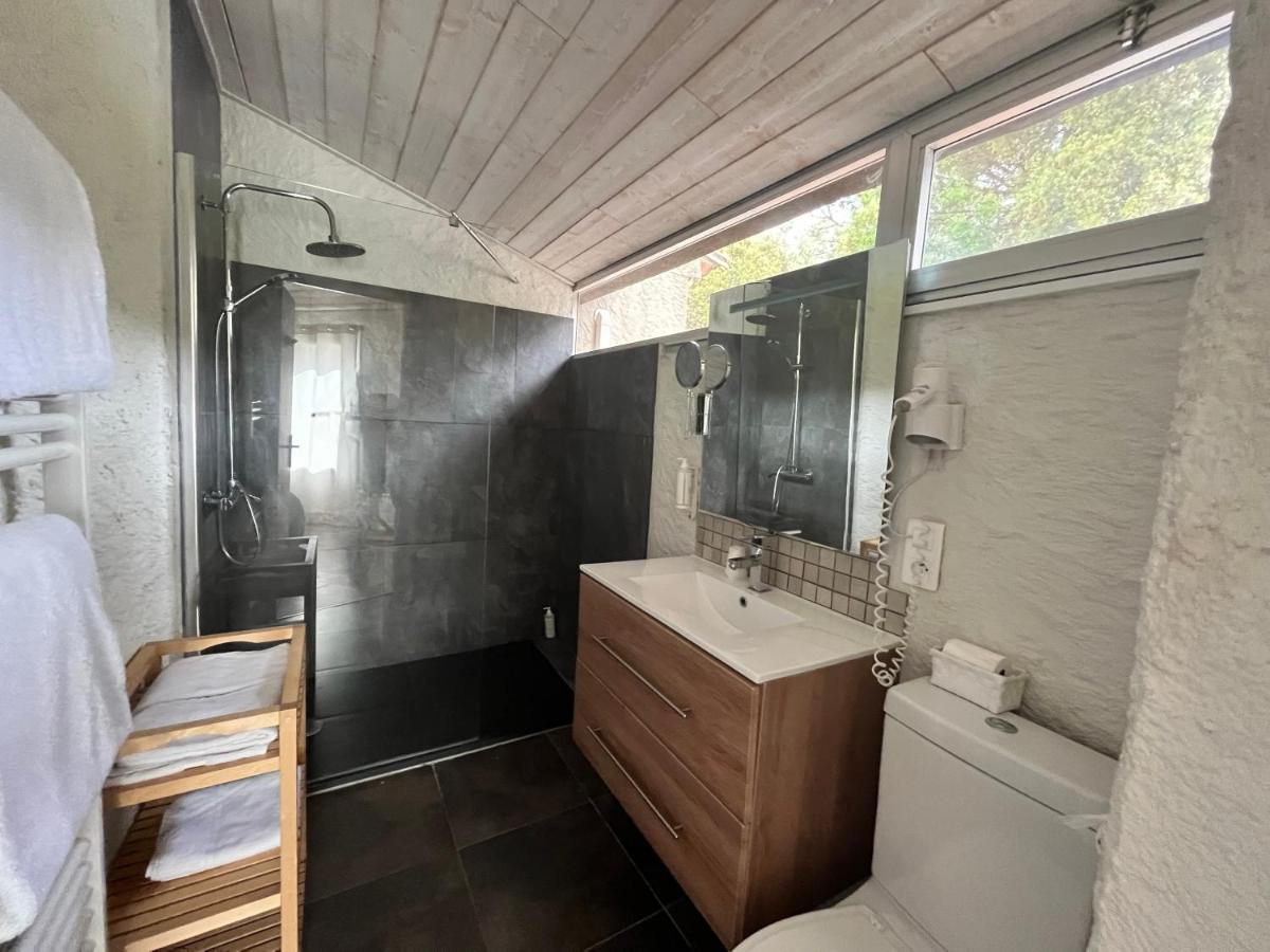 Salle de bains dans l'établissement Auberge Val Moureze Hôtel & Spa