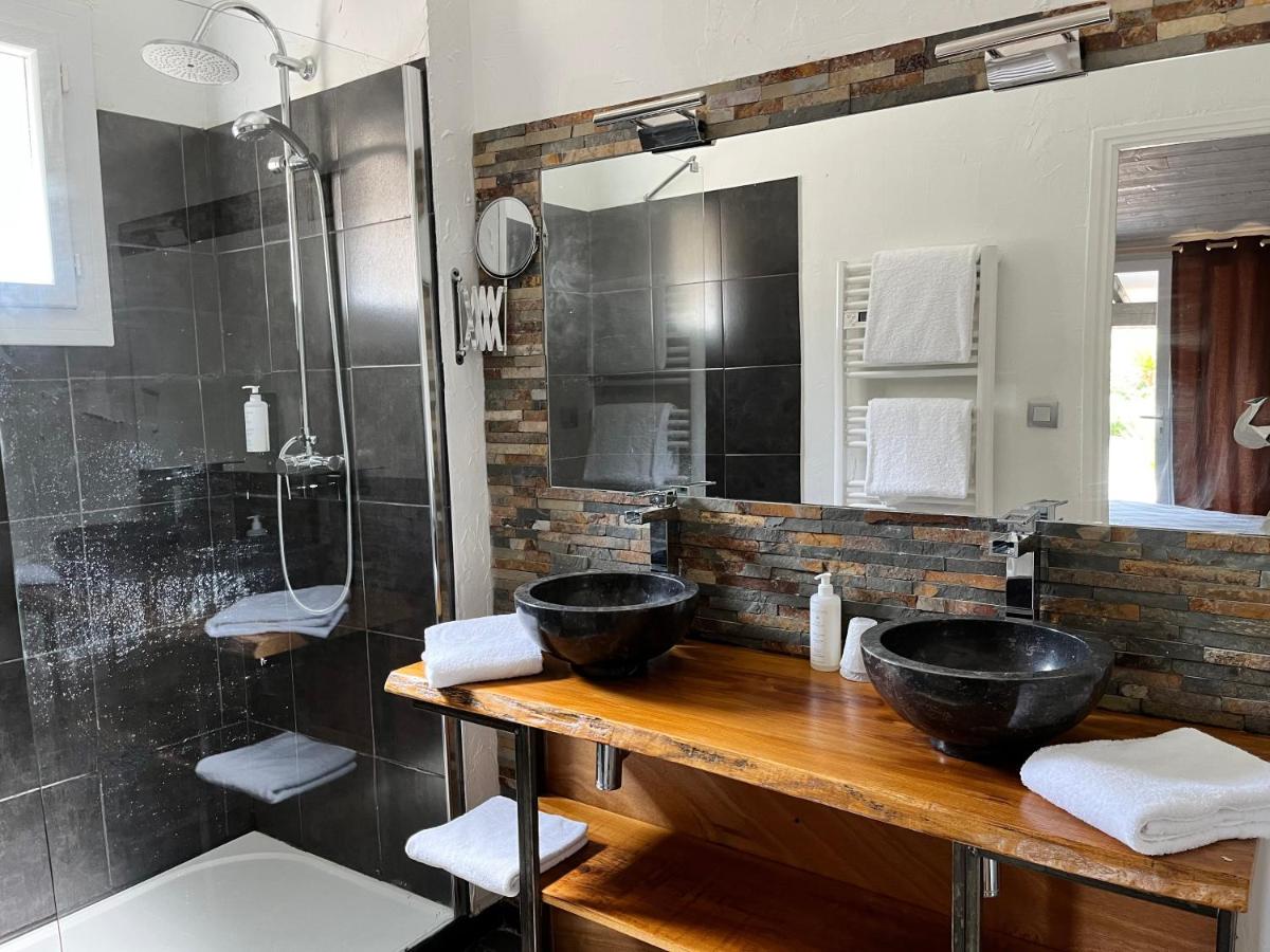 Salle de bains dans l'établissement Auberge Val Moureze Hôtel & Spa