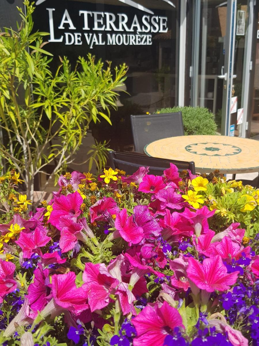 Jardin de l'établissement Auberge Val Moureze Hôtel & Spa