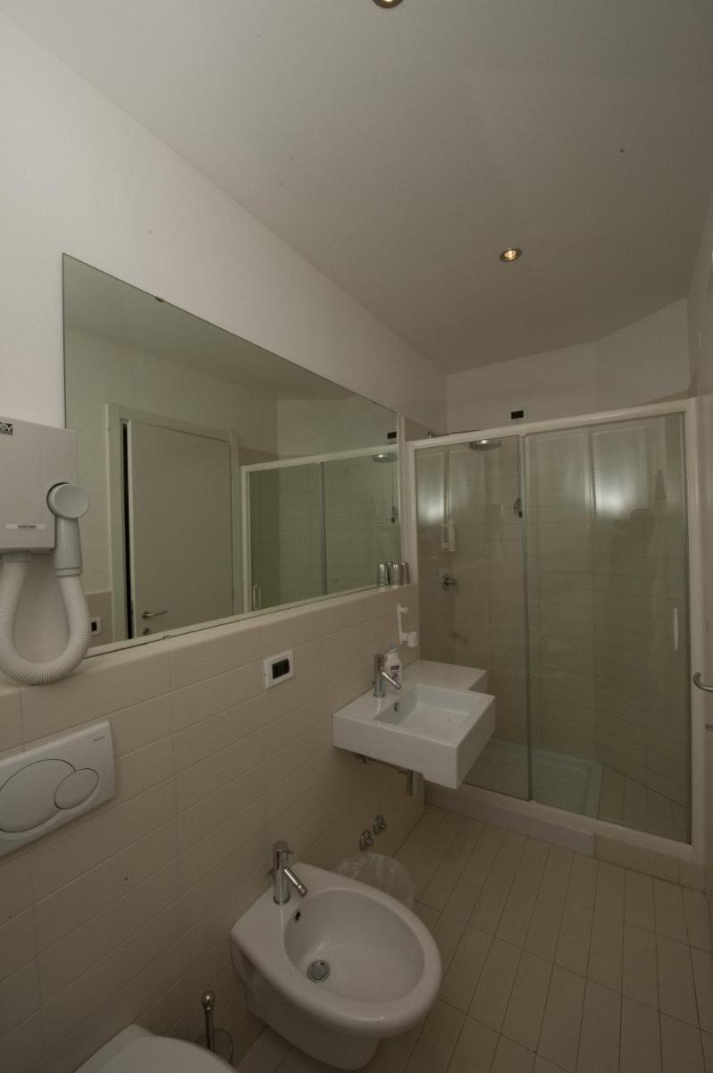 Hotel Serenella - Housity