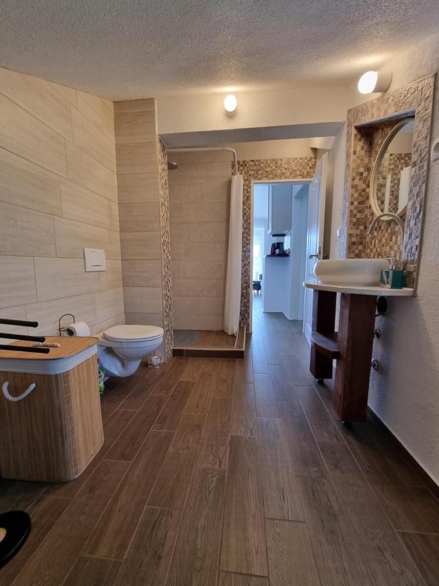 Zekic Family Apartments with Large Garden & Private Parking Quiet Area Lopar - Housity