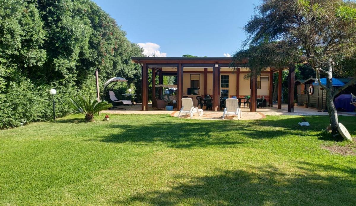 Casa vacanze a 50 mt dal mare con ampio giardino e parcheggio privato - Housity