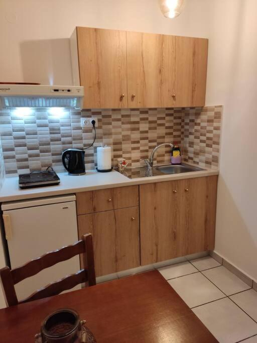 Chrysoula’s Convenient Triple Room with Yard - Housity