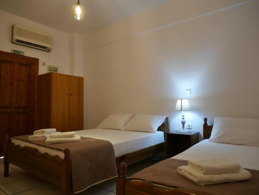 Chrysoula’s Convenient Triple Room with Yard - Housity