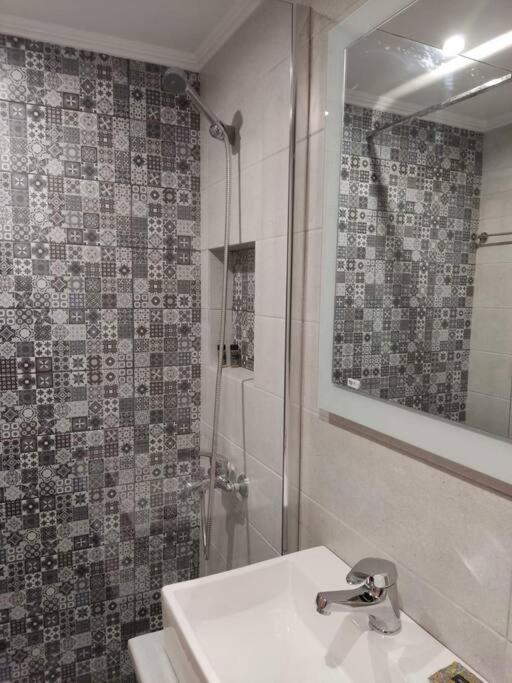 Chrysoula’s Convenient Triple Room with Yard - Housity