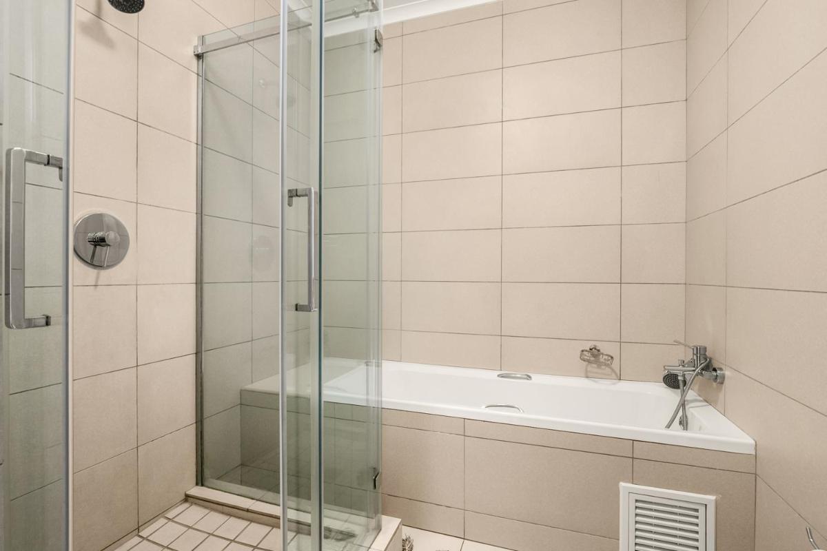 V&S Apartments - Immaculate Luxury Apartment in Fourways, Johannesburg - Housity