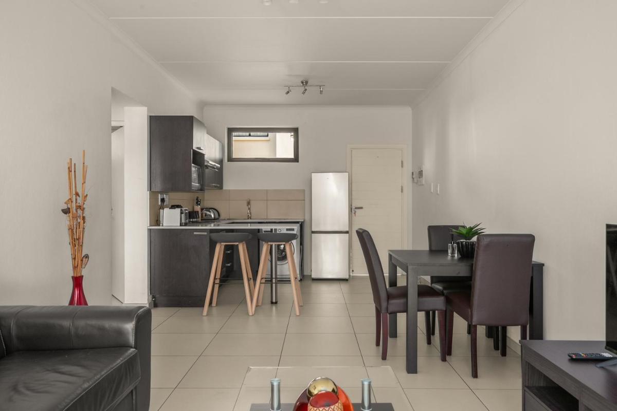 V&S Apartments - Immaculate Luxury Apartment in Fourways, Johannesburg - Housity