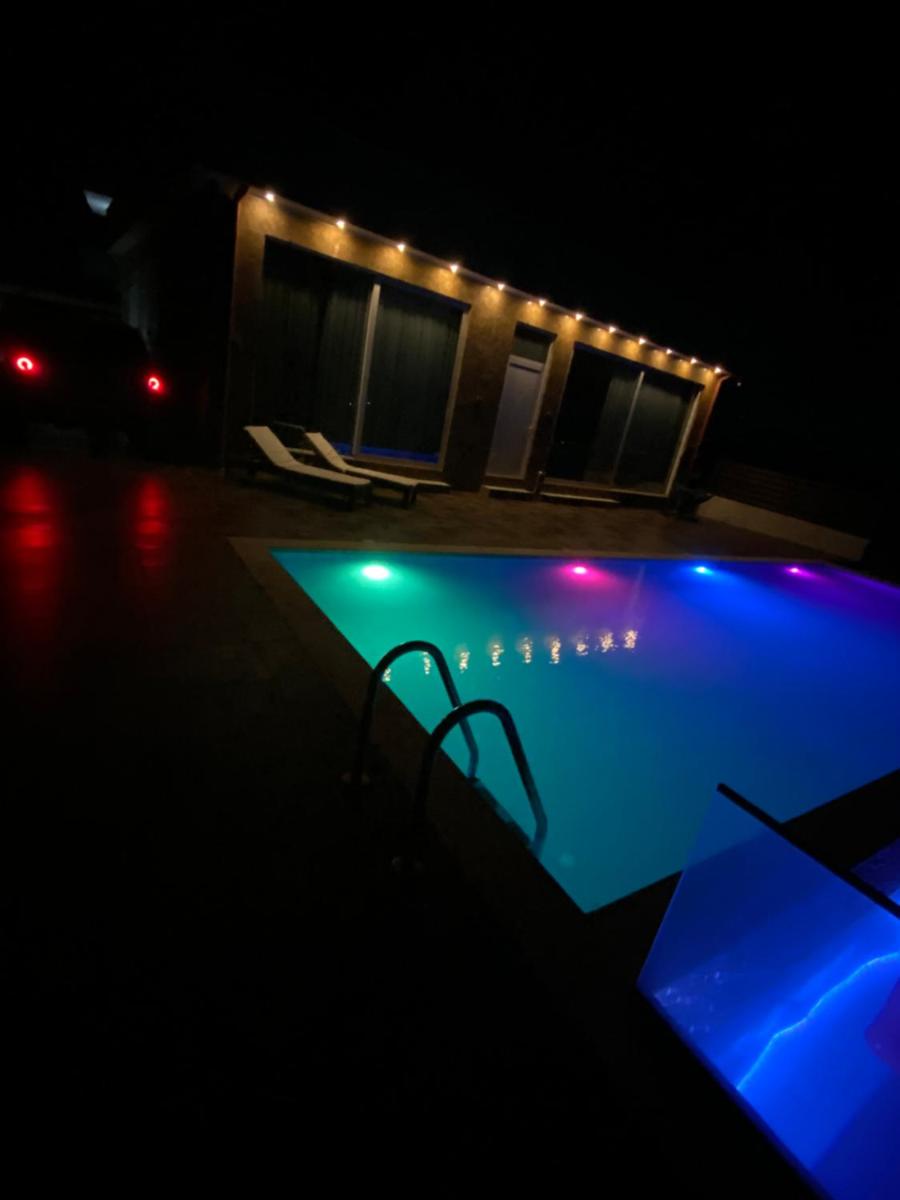 Suitetrails - LR villa swimming pool Gjiri Lalzit