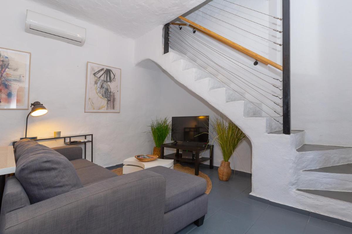 Enjoy Estepona at our Fully equipped 2BR Town House, Beach- 1MIN - Housity