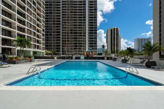 Deluxe 12th Floor Garden View Condo at Waikiki Banyan - Housity