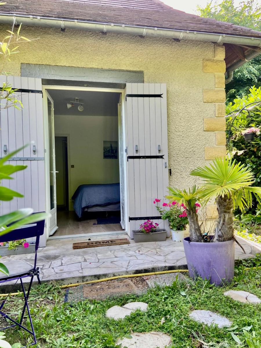 Room in Studio - Studio surrounded by greenery - Housity