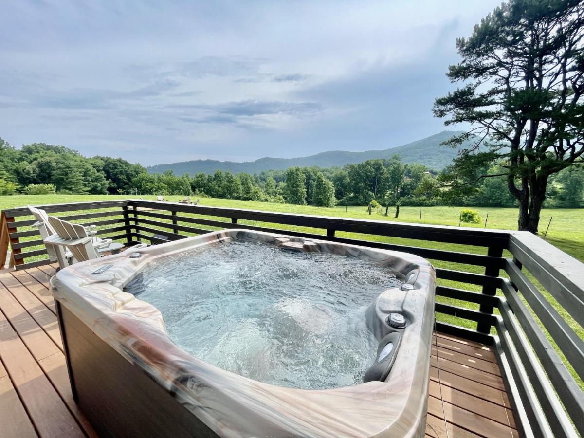 Wearadise Mountain Views Home with Hot Tub - Housity