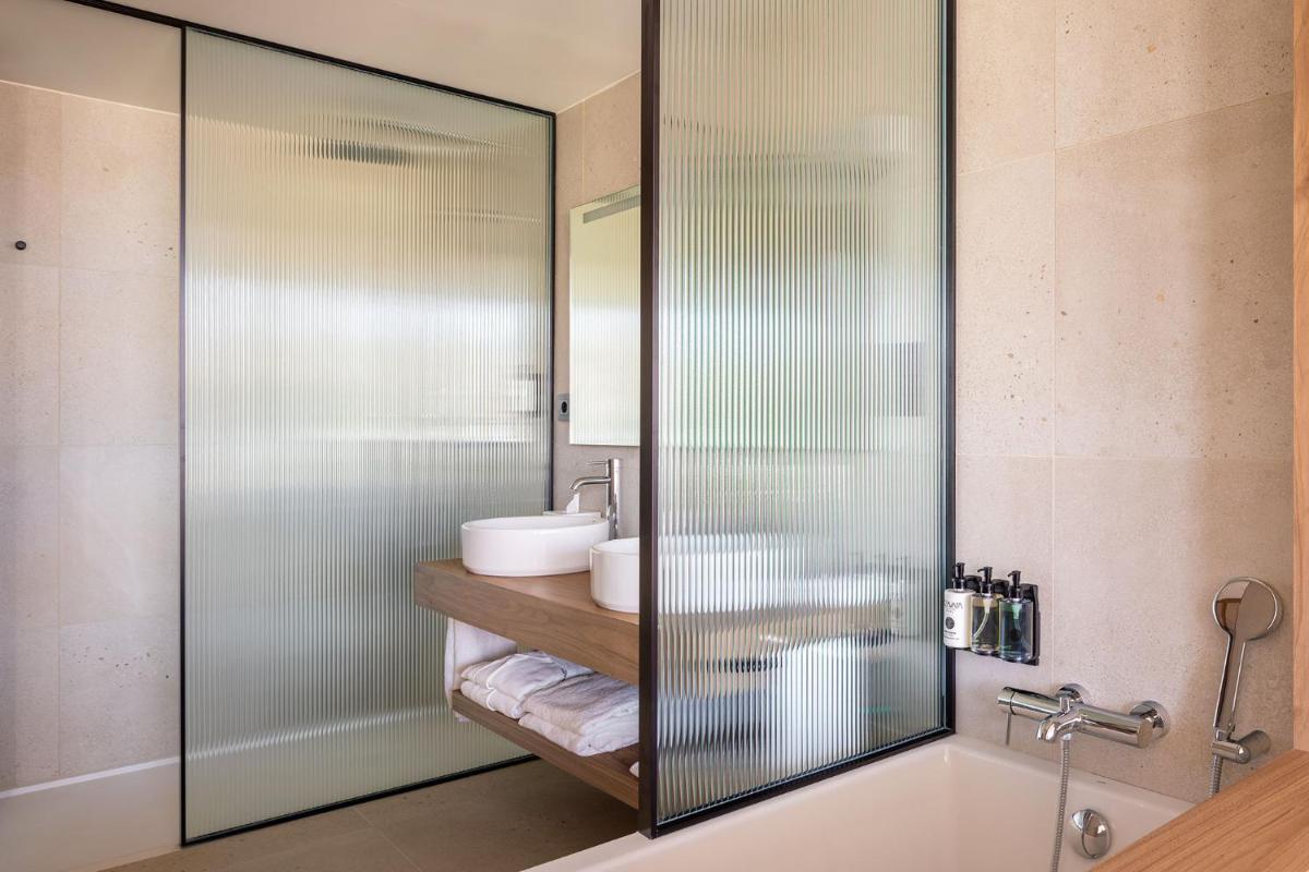 Un baño de Atzavara Hotel & Spa
