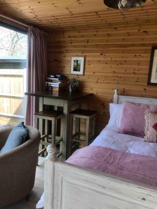 Self Contained Garden Studio with stunning views - Housity