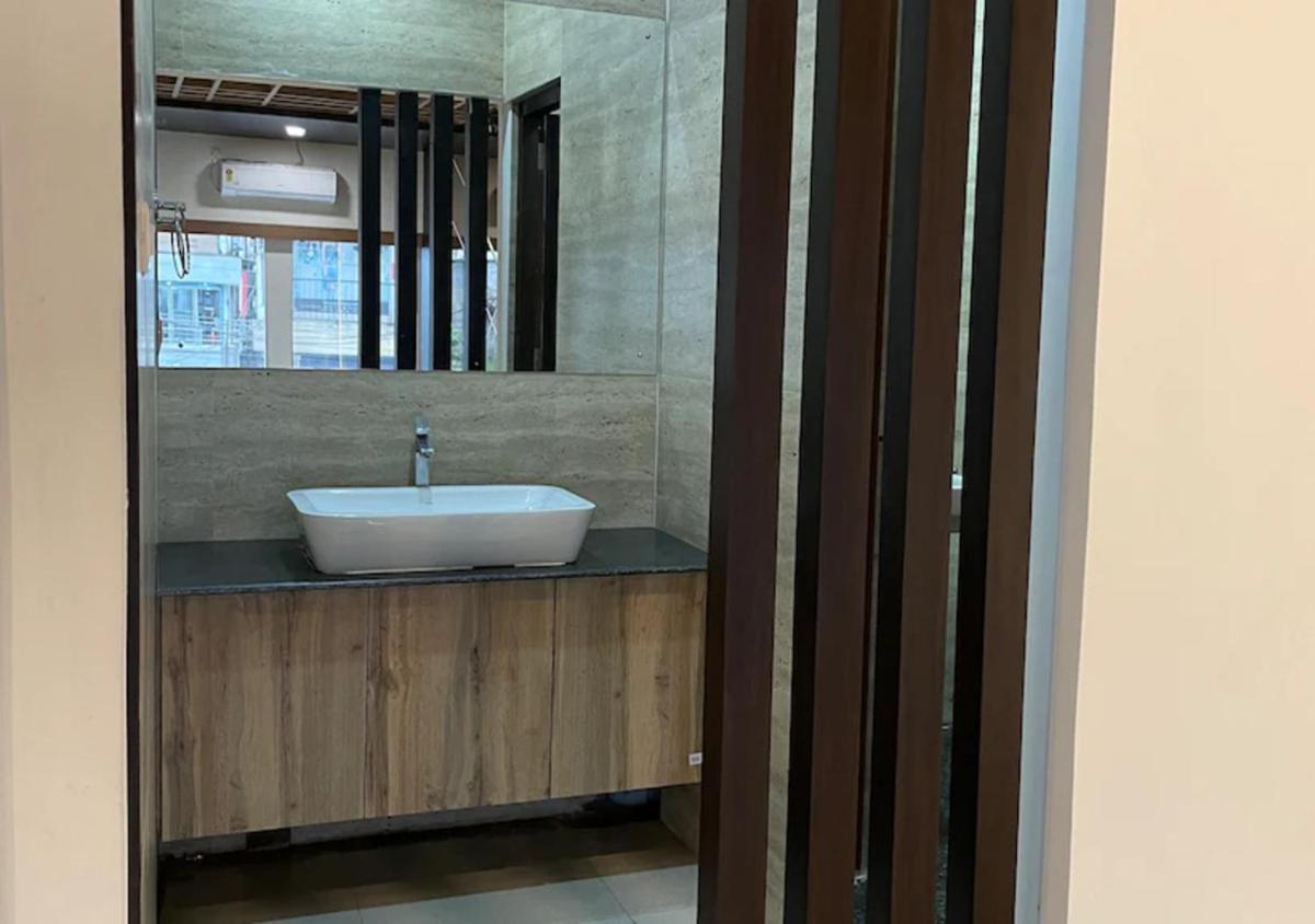 Hotel Royal Embassy - Housity