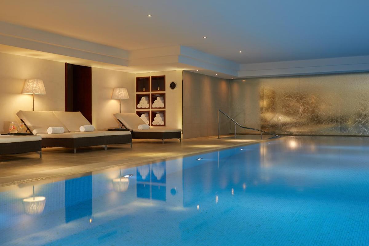 - une piscine dans une chambre d'hôtel avec un canapé dans l'établissement Majestic Hotel Spa - Champs Elysées, à Paris - une piscine dans une chambre d'hôtel avec un canapé dans l'établissement Majestic Hotel Spa - Champs Elysées, à Paris