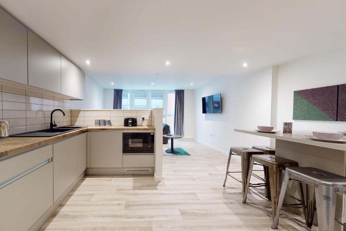 Private Bedrooms with Shared Kitchen and Living Area at Canvas City Point in Coventry - Housity